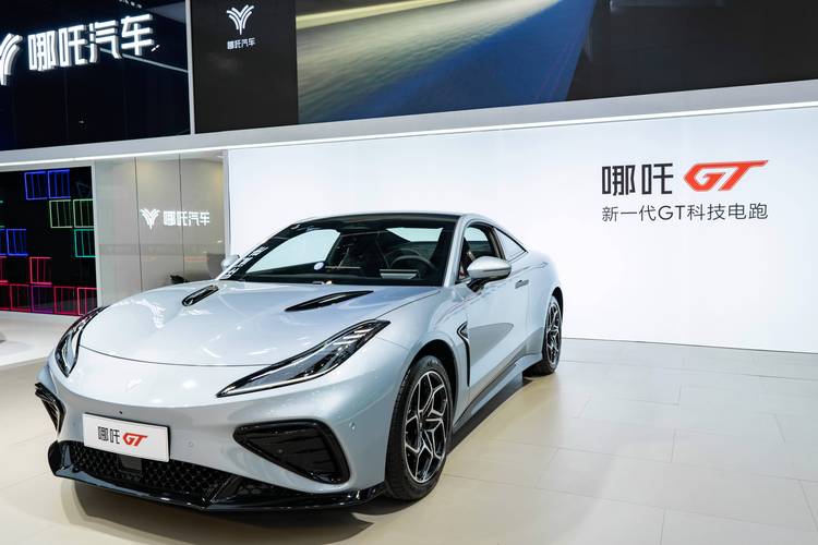 佛山297哪吒汽车在智能汽车领域的表现，领途汽车在新能源汽车市场中的影响力